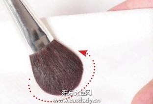 凸显骨感紧致面容的腮红画法