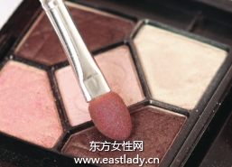 光感樱花芭比眼妆的画法