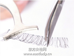 粘贴眼尾局部假睫毛的贴法