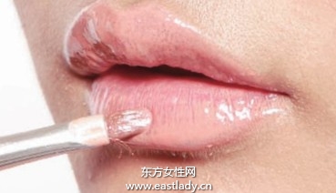 利用丰唇底膏塑造丰盈唇型
