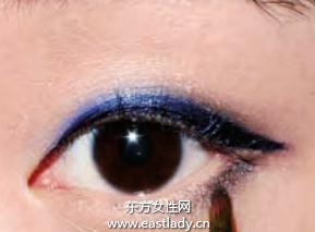 眼妆教程打造中性风牛仔蓝眼妆