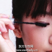 使用睫毛夹打造卷翘美睫