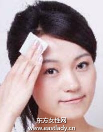 使用化妆棉温和去角质