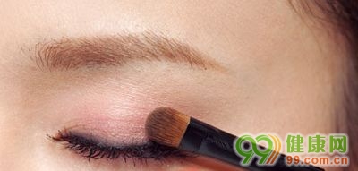 打造婴儿般纯美粉色裸妆