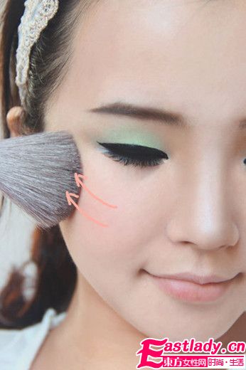 单眼皮女生亲自打造夏日清新眼妆