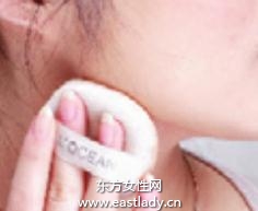 使用粉底液突出肌肤丝滑质感