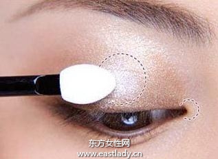 神秘的双色眼影搭配法