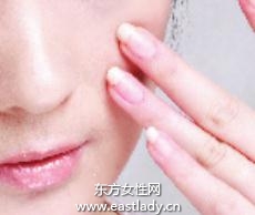 使用粉底液突出肌肤丝滑质感