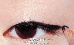 若有若无的隐形眼线的画法