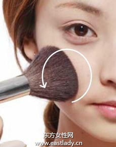 深色粉底霜+阳光色蜜粉打造中性美