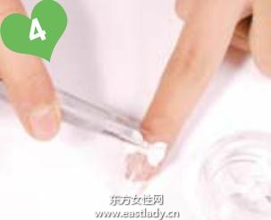 雕花蝴蝶结+漆白色甲油打造时尚法式美甲