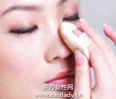 使用粉底液突出肌肤丝滑质感