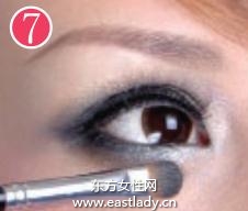 优雅宴会妆化法展现出独有温柔美态