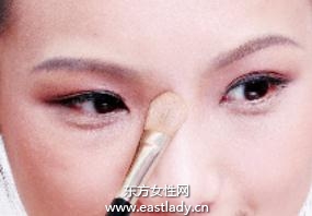 底妆画法打造透明自然亚光肌肤