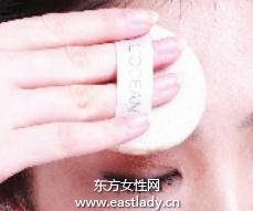 使用粉底液突出肌肤丝滑质感