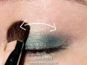 眼线笔+眼影轻松拥有迷人眼神