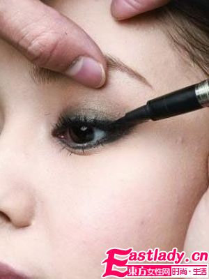 突出眼部美容效果的彩妆搭配技法