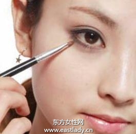 眼妆教程之金色系眼影打造深邃眼神