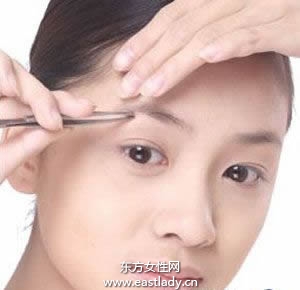 如何安全又快速地拔眉毛