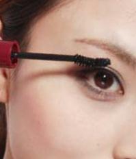 眼妆教程之金色系眼影打造深邃眼神