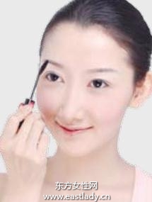 用染眉膏染眉迅速达到改变眉色目的