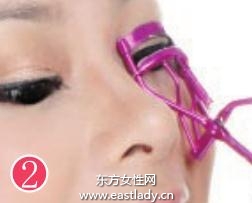 巧使睫毛夹使眼睛电力十足