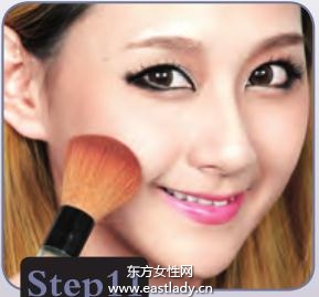 浪漫女性妆容显露都市白领典雅高贵气质