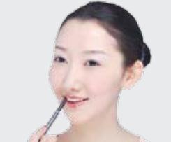 绯红色唇妆 约会出游都很适合