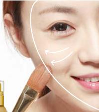 香槟色珠光粉底+哑光散粉打造低调奢华感底妆