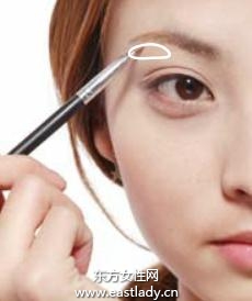 深色粉底霜+阳光色蜜粉打造中性美