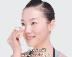 化妆教程之使用完美底妆告别 熊猫眼