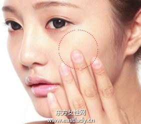 轻薄、亮泽的底妆手法注重细节