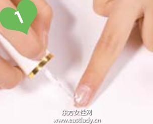 雕花蝴蝶结+漆白色甲油打造时尚法式美甲