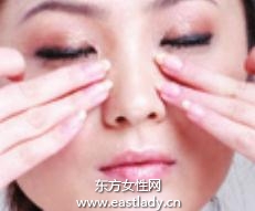 使用粉底液突出肌肤丝滑质感