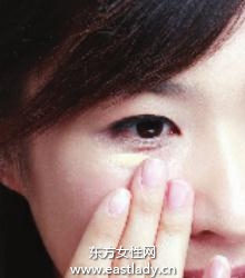 亚光质感化妆品遮盖泛红肌肤