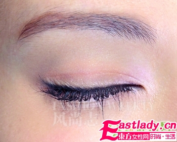 流行甜美 焦糖发色搭蜜粉妆