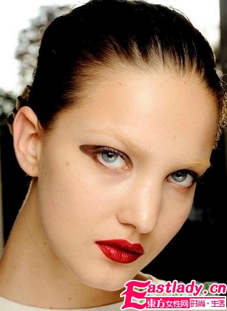 白眉红唇秀场复古妆容