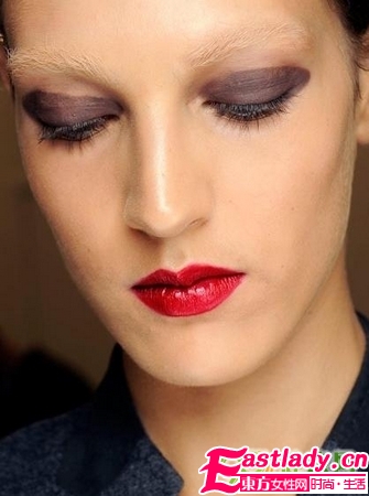 白眉红唇秀场复古妆容
