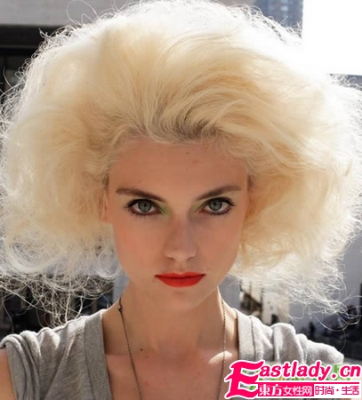 红唇媚眼复古妆