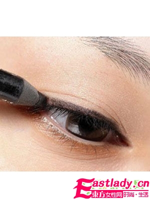 清纯派烟熏妆的画法