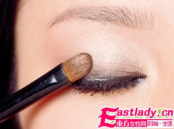 冬季的迷人魅惑眼妆步骤图解