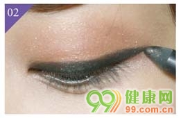 画韩国烟熏妆的步骤图解