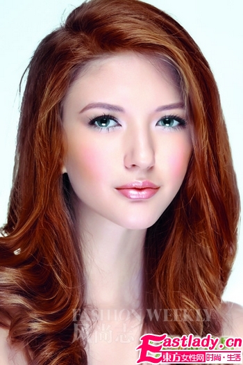 流行甜美 焦糖发色搭蜜粉妆