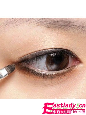 清纯派烟熏妆的画法