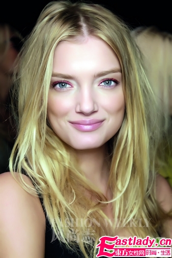 流行甜美 焦糖发色搭蜜粉妆