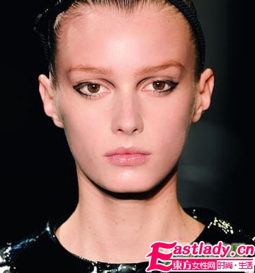 另类风格眼线画法