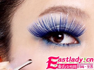 如何正确卸假睫毛眼妆