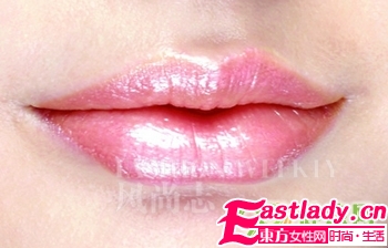 流行甜美 焦糖发色搭蜜粉妆