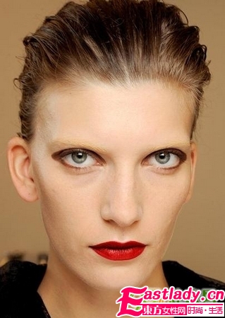 白眉红唇秀场复古妆容