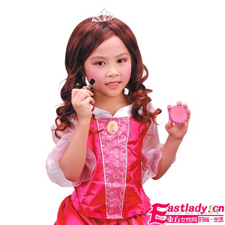 5岁女孩迷上化妆 家长很纠结